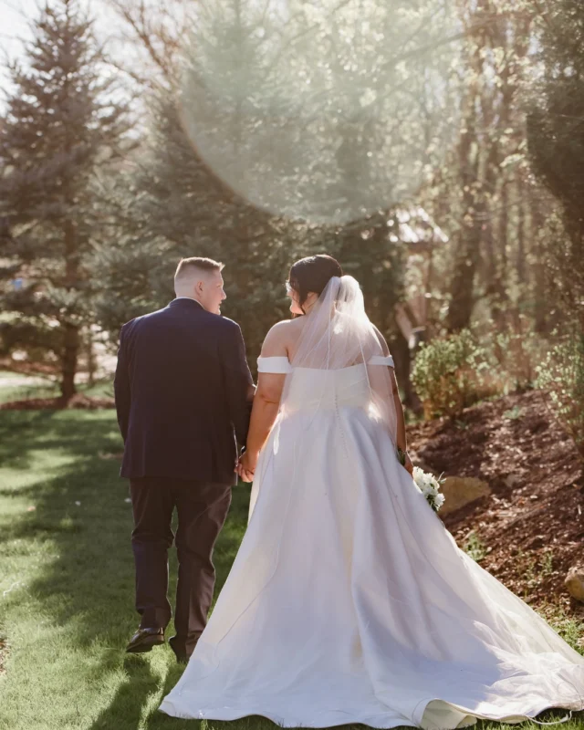 🌞 Longer days, warmer weather, and wedding dreams blooming all around! We are SO ready for Spring!